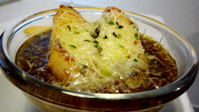 Zwiebelsuppe mit Croûtons Zwiebelsuppe mit Croûtons